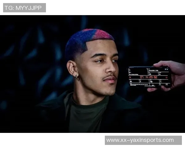 索汉女友观赛换新装引热议时尚造型再度吸引眼球